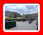 La piazza 8